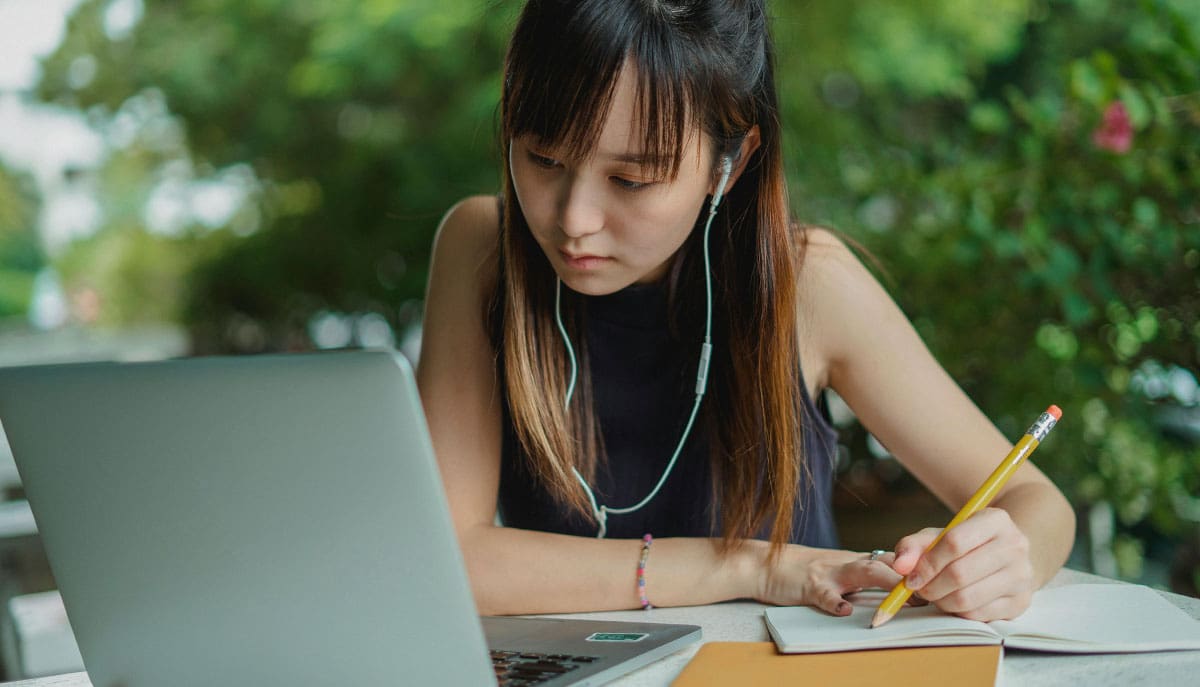 Cursos de Mestrado e Doutorado em Educação Física oferecidos pela UEL e UEM com 44 vagas disponíveis e início em 2025.
