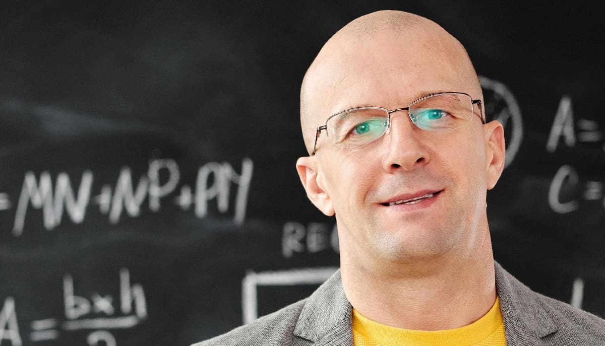 Mestrado gratuito em Ensino de Ciências, Matemática e Tecnologias oferecido pela UDESC em Joinville, com 20 vagas disponíveis para 2025.