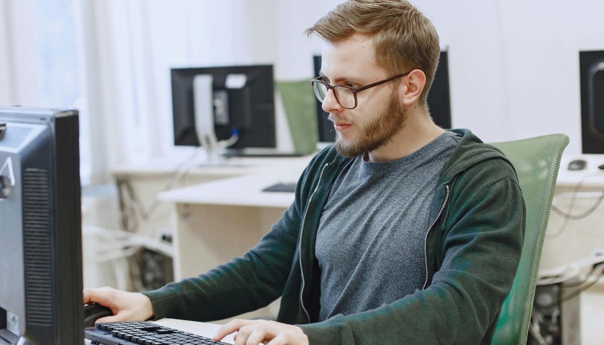 Curso de Especialização em Gerência de Projetos de Software, com destaque para recursos de Inteligência Artificial e sensores, oferecido pela UFJF em Juiz de Fora.