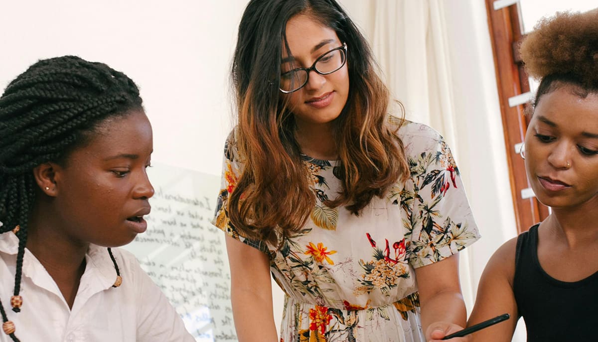 Curso de especialização gratuito em Ensino de Ciências, modalidade a distância, com 50 vagas distribuídas em polos presenciais de Araçuaí, Itamarandiba, Nanuque, Taiobeiras e Urucuia, oferecido pela UFVJM para graduados.