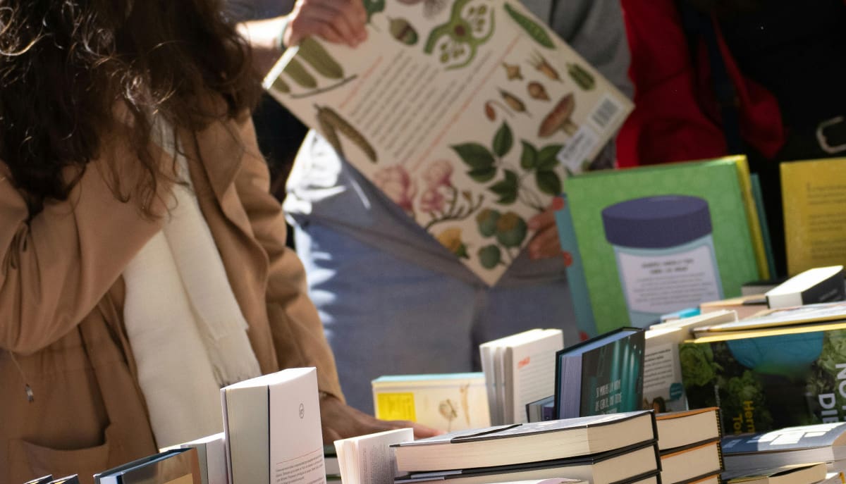A Bienal do Livro 2025 acontece no Riocentro e promete ser o maior evento literário do ano no Rio de Janeiro