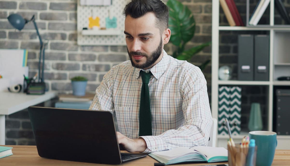 Cursos de especialização gratuitos em modalidade a distância oferecidos pela UNIFESP com 800 vagas em diversos polos em São Paulo.