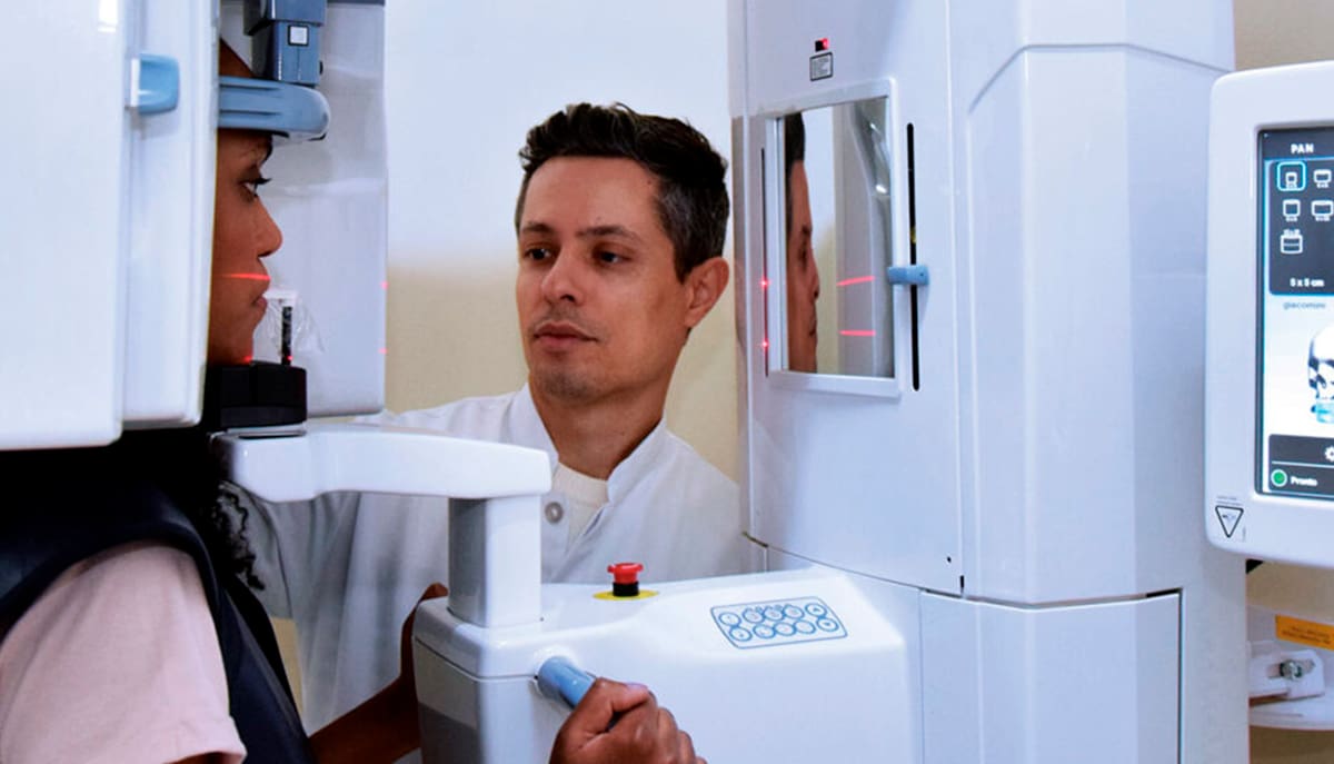 Inteligência artificial melhora a qualidade das tomografias bucais com implantes metálicos