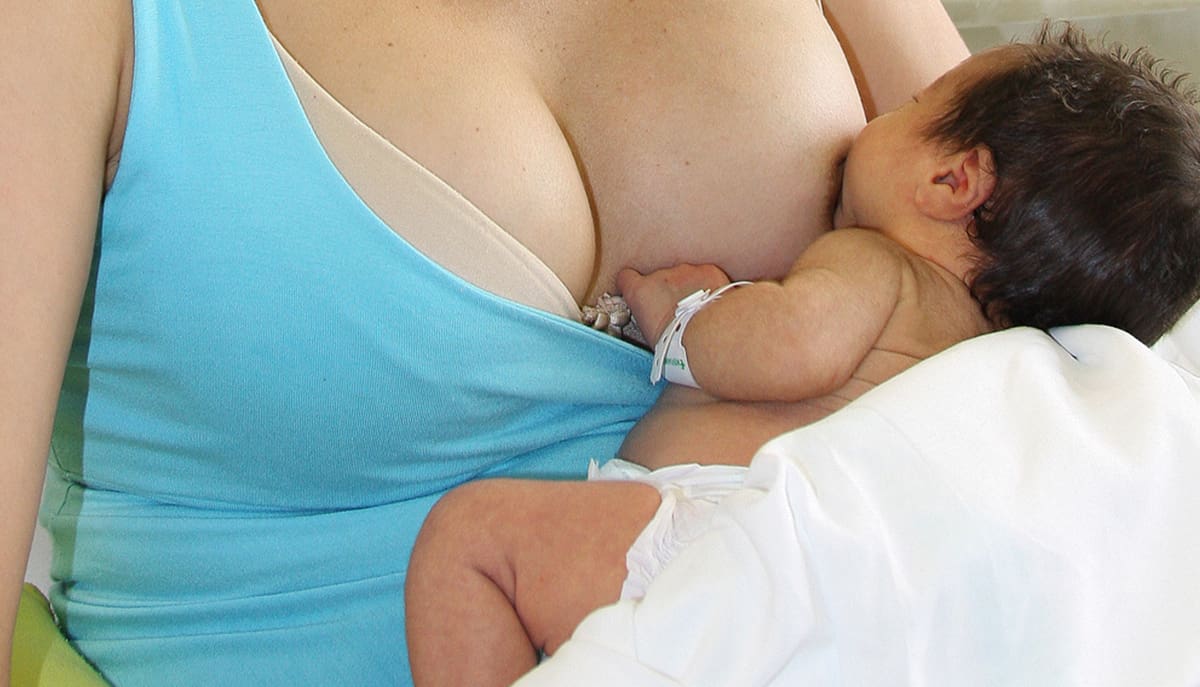 O aleitamento materno fornece todos os nutrientes essenciais para o crescimento saudável do bebê