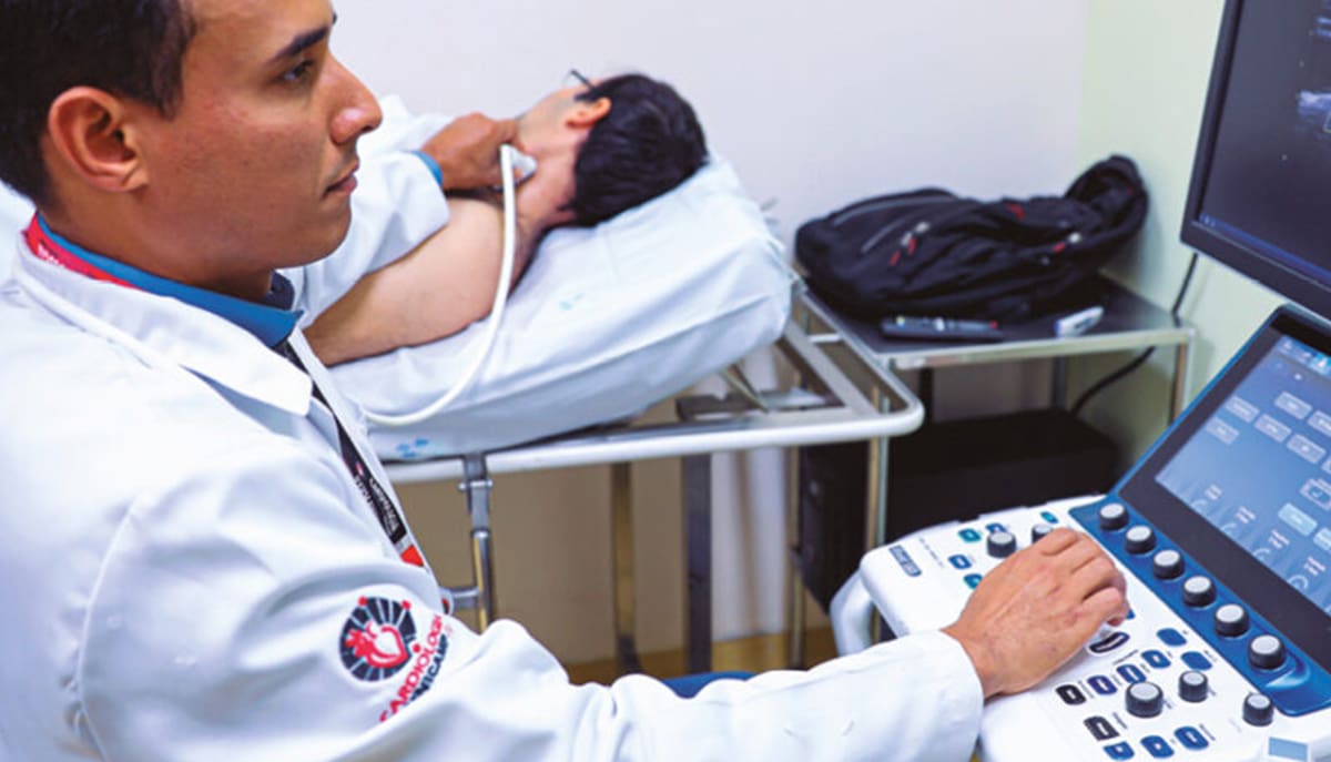 Exame das carótidas ajuda a identificar riscos cardíacos em pacientes com diálise